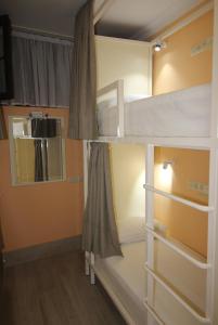 una stanza con due letti a castello e uno specchio di Hostel Jeal a Batumi Altre 23 foto