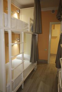 バトゥミにあるHostel Jealの二段ベッド2組が備わる客室です。