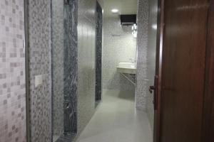 un bagno con cabina doccia e lavandino di Hostel Jeal a Batumi