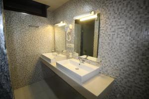 un bagno con un lavandino bianco e uno specchio di Hostel Jeal a Batumi