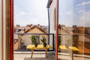 uma varanda com uma mesa e vista para a cidade em Victoria Studios @ Clérigos no Porto