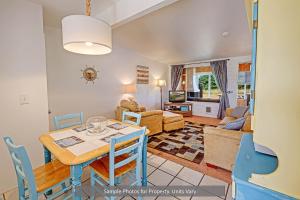 comedor y sala de estar con mesa y sillas en Pacific Surf Condos en Ocean Shores