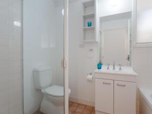 Koupelna v ubytování Corlette Waterfront 2 Waterfront Luxury WI FI Aircon Boat Parking + 27 fotografií