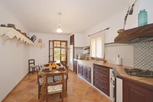A kitchen or kitchenette at Cocons