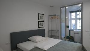 Postel nebo postele na pokoji v ubytování ROOMS BYTOM
