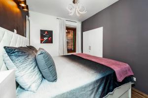 Postel nebo postele na pokoji v ubytování Luxury Apartment KASTELA ANTIKA