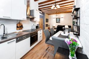 Kuchyň nebo kuchyňský kout v ubytování Luxury Apartment KASTELA ANTIKA