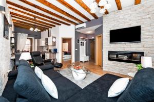 Televízia a/alebo spoločenská miestnosť v ubytovaní Luxury Apartment KASTELA ANTIKA