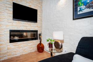 TV a/nebo společenská místnost v ubytování Luxury Apartment KASTELA ANTIKA