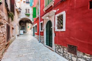 un callejón en la ciudad de Dubrovnik croatia en Luxury Apartment KASTELA ANTIKA, en Rovinj