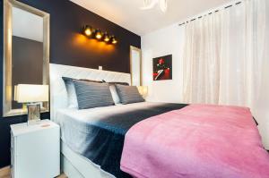 Postel nebo postele na pokoji v ubytování Luxury Apartment KASTELA ANTIKA