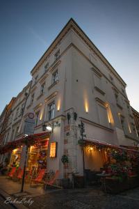 een groot wit gebouw met een winkel in een straat bij Vintage Senacka 5 Apartments in Krakau