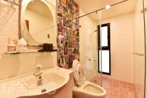 W łazience znajduje się toaleta, umywalka i lustro. w obiekcie Yu B&B w mieście Wang-an