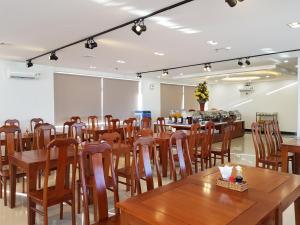 a large room with tables and chairs and a cafeteria at Thanh Van Hotel Quy Nhon in Quy Nhon