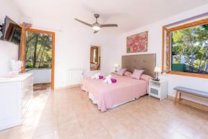 En eller flere senge i et værelse på Casa De Cala Gat