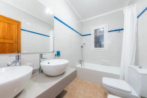 Et badeværelse på Casa De Cala Gat + 24 billeder