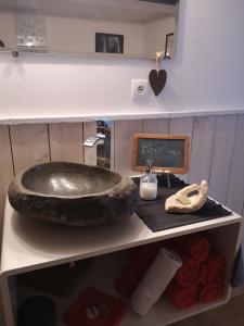 オンフルールにあるArT HOMEのバスルーム(石造りの洗面台付)