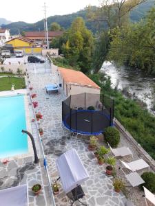un patio con piscina y una casa en Villa ULQINI en Bagni di Lucca