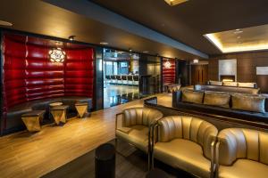 The lounge or bar area at Godfrey Hotel Chicago