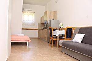 salon z kanapą i stołem w obiekcie Studio Apartman Zara w mieście Zadar