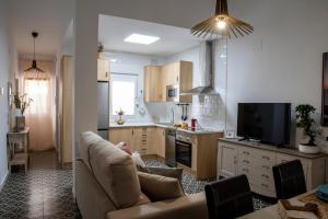 salon z kanapą i kuchnią w obiekcie Apartamentos Rurales Helechosa, Las Tres Peñas w mieście Helechosa