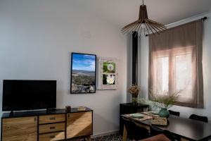 Telewizja i/lub zestaw kina domowego w obiekcie Apartamentos Rurales Helechosa, Las Tres Peñas