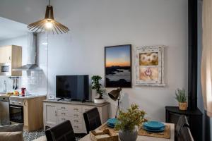 Telewizja i/lub zestaw kina domowego w obiekcie Apartamentos Rurales Helechosa, Las Tres Peñas