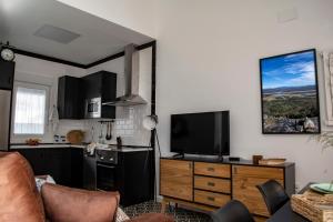 Telewizja i/lub zestaw kina domowego w obiekcie Apartamentos Rurales Helechosa, Las Tres Peñas