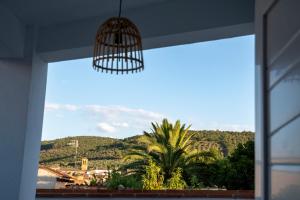 widok na palmę z okna w obiekcie Apartamentos Rurales Helechosa, Las Tres Peñas w mieście Helechosa