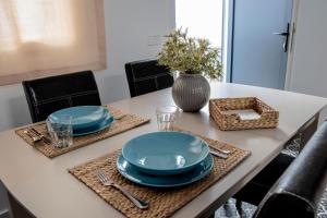 Telewizja i/lub zestaw kina domowego w obiekcie Apartamentos Rurales Helechosa, Las Tres Peñas
