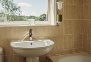 baño con lavabo y ventana en Three Wells B&B en Llandrindod Wells