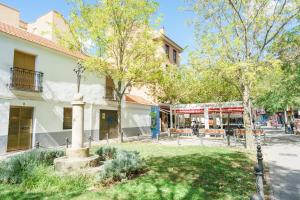 un parc en face d'un bâtiment arboré dans l'établissement Hostal Frasca by Vivere Stays, à Ciudad Real