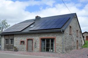 利布拉蒙的住宿－Le Clos Sigebert，屋顶上设有太阳能电池板的房子