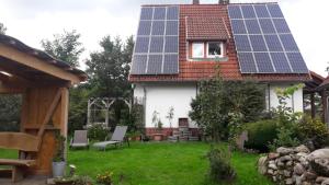 una casa con paneles solares en el techo en Ferienhof Steinbruch, en Wietzendorf