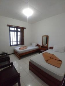 Postel nebo postele na pokoji v ubytování Hotel Baru Inn Batu RedPartner