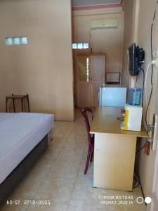TV a/nebo společenská místnost v ubytování Hotel Baru Inn Batu RedPartner