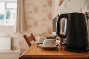 Příslušenství pro přípravu čaje a kávy v ubytování Three Wells B&B