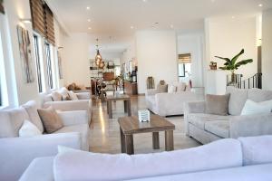 Uma área de estar em Summer Village of Hippokrates - Adults only