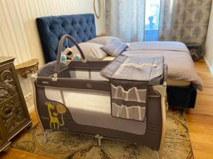 a bed with an open suitcase in a bedroom at Altbauwohnung am Gutenbergplatz in Karlsruhe