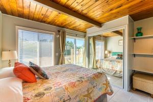 1 dormitorio con cama y ventana grande en Pacific Surf Condos en Ocean Shores