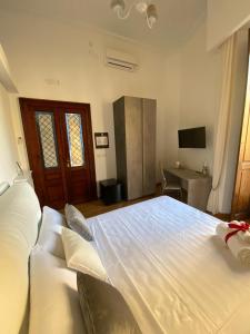 מיטה או מיטות בחדר ב-Residenza san gennaro