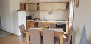 A kitchen or kitchenette at Apartman Mina Divcibare