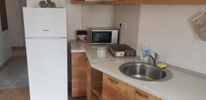 A kitchen or kitchenette at Apartman Mina Divcibare