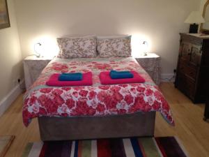 Łóżko lub łóżka w pokoju w obiekcie Quaint and Quirky Cottage in Port Ellen