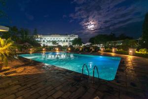 Piscina di Hotel Shanker-Palatial Heritage Kathmandu o nelle vicinanze