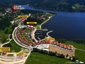 - une vue aérienne sur un complexe à côté d'un lac dans l'établissement Rezidence Club Canada Lipno, à Lipno nad Vltavou