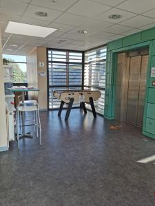 una stanza con tavolo da ping pong al centro di Auberge de Jeunesse HI Rouen a Rouen