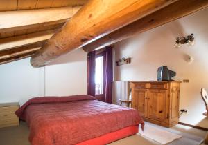 a bedroom with a large bed and a window at Appartamenti Alba in Livigno