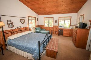 1 dormitorio con 1 cama grande y cocina en A Big Olympic Getaway apts, en Big Bear Lake