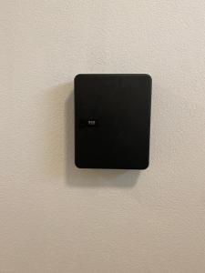 einem schwarzen Lichtschalter an einer weißen Wand in der Unterkunft Apartments Graz in Graz